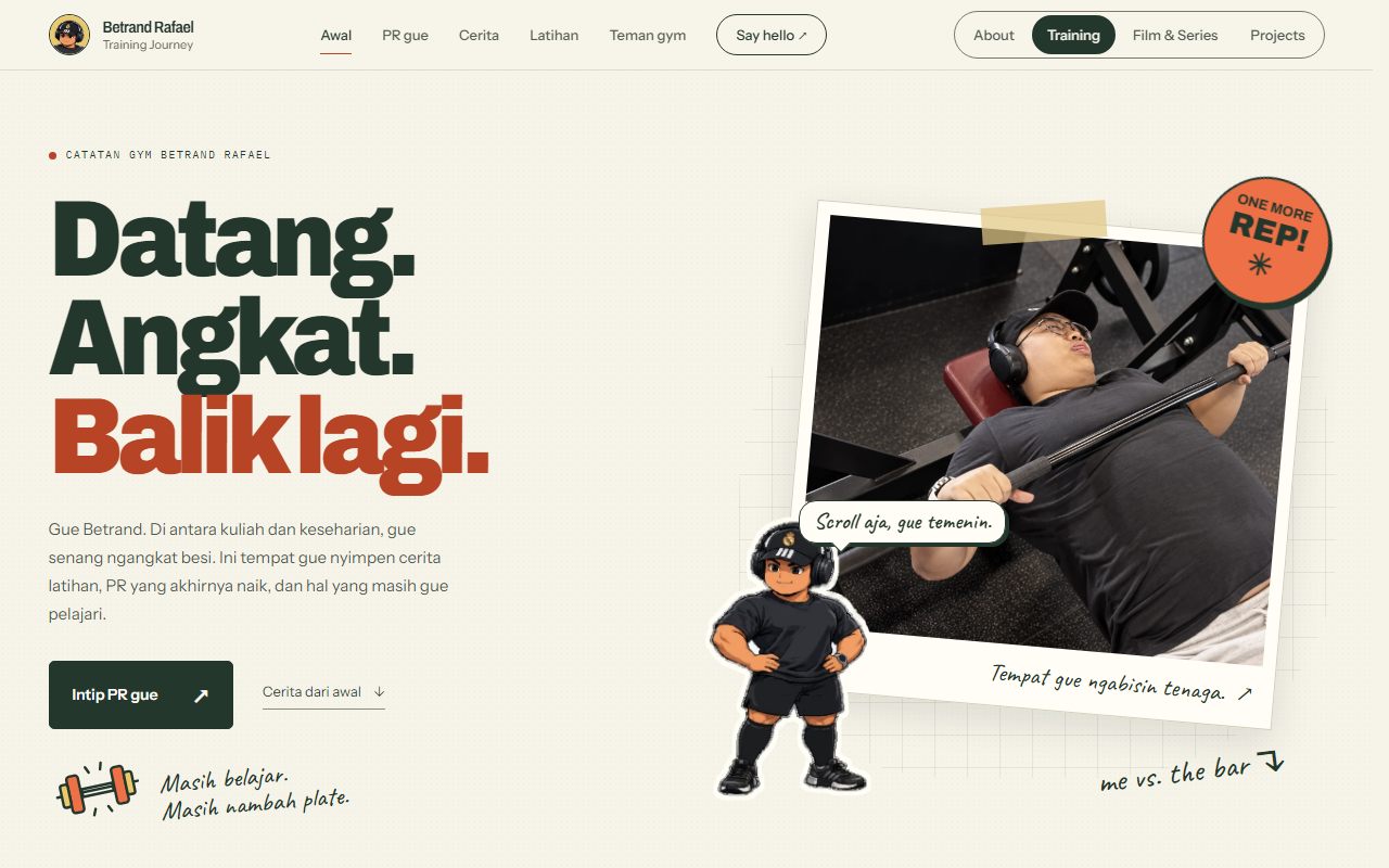 Halaman utama Training Journey di desktop: judul Datang. Angkat. Balik lagi. dan foto latihan bench press.